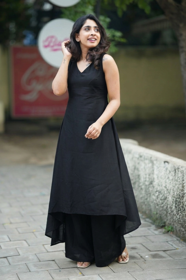 Nandhitha Black Kurta Set ( Set of 2)