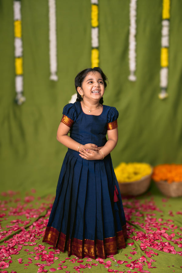 Ezhili Navy Croptop & Skirt mini (Set of 2)